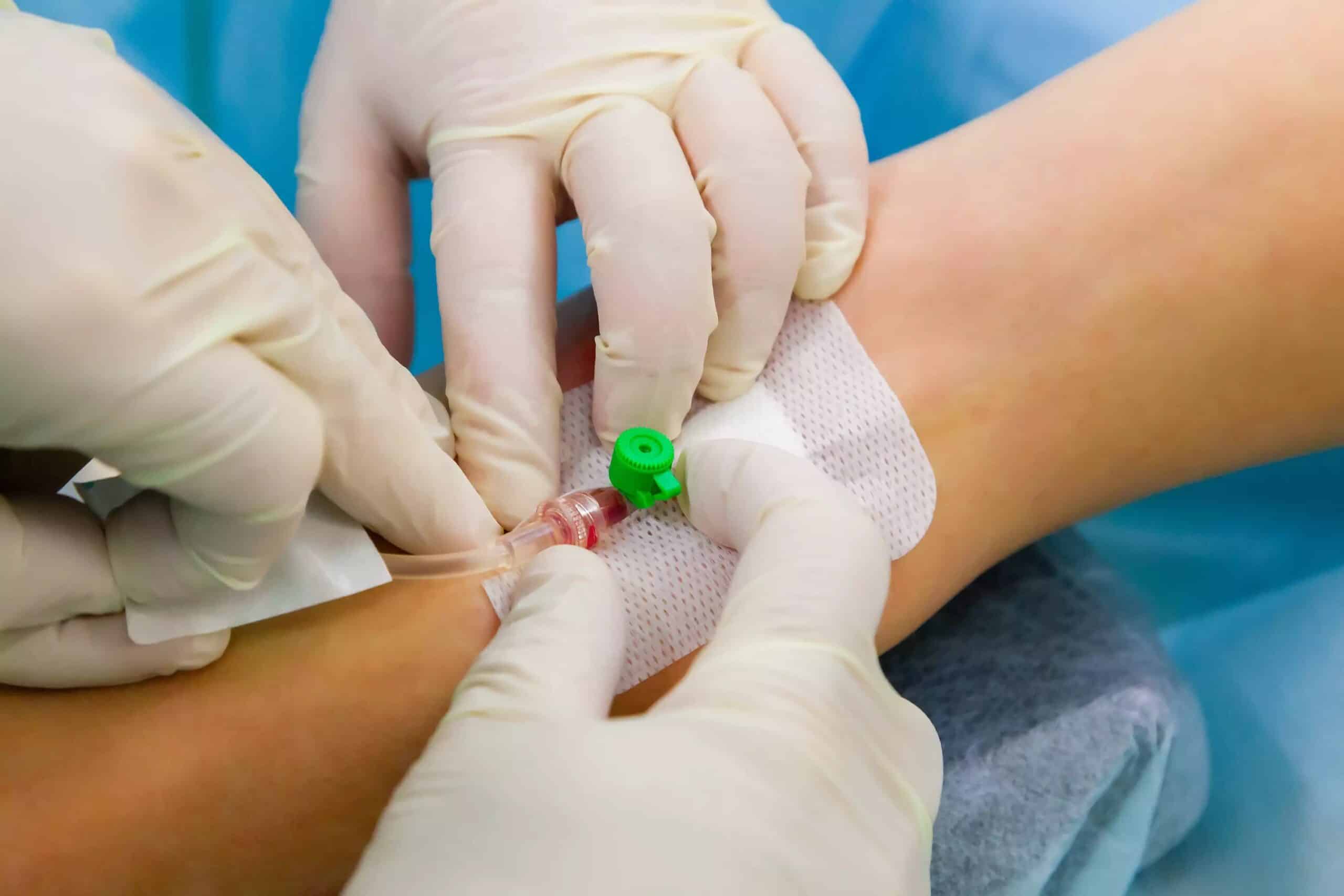 Podemos administrar vasopressores por via intravenosa periférica?