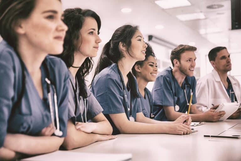 Juntar estudantes de enfermagem e de medicina para aprender sobre comunicação interprofissional é boa estratégia