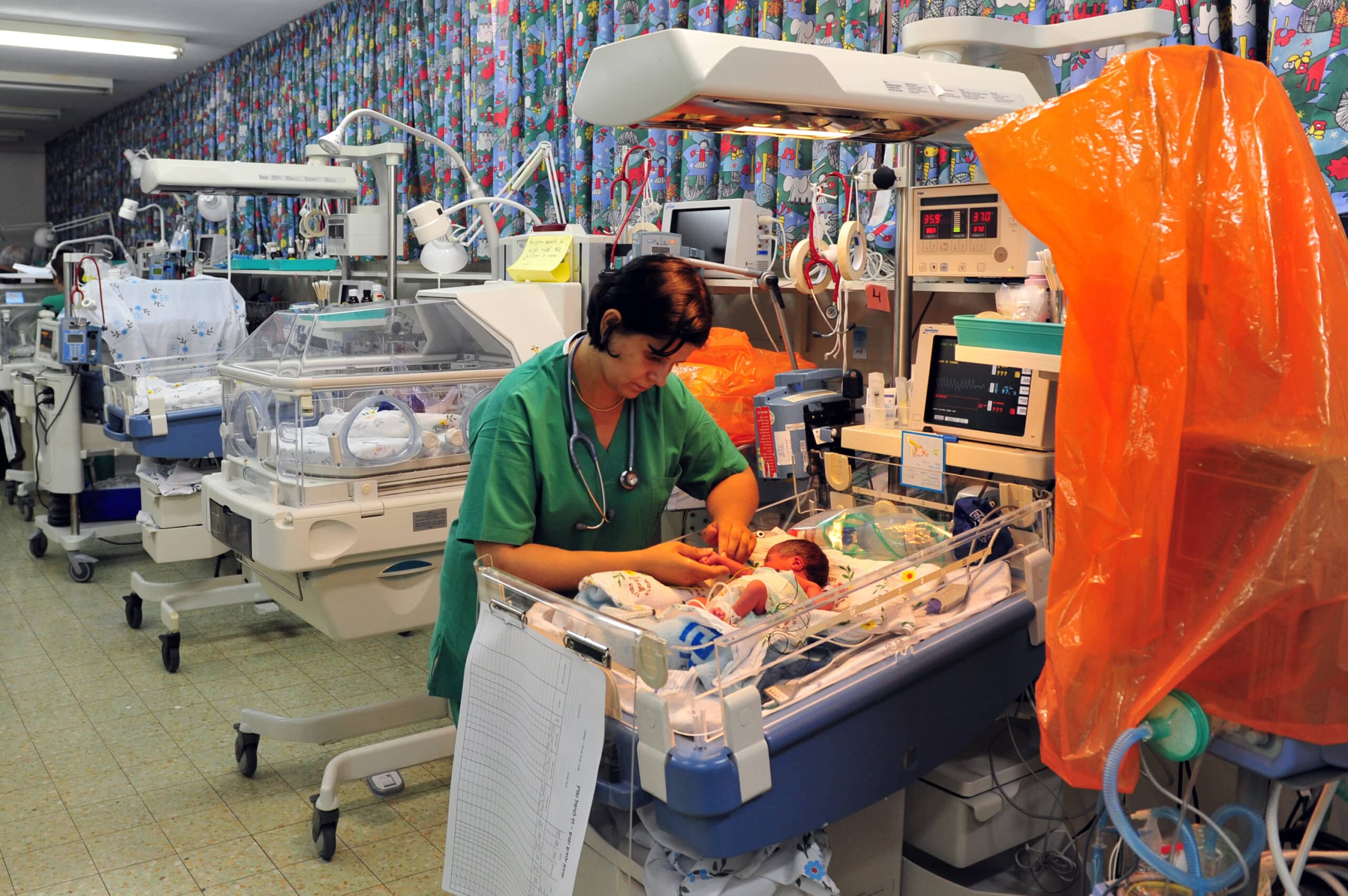 Erros de medicação e eventos adversos em UTIs da pediatria e neonatologia exigem maior vigilância